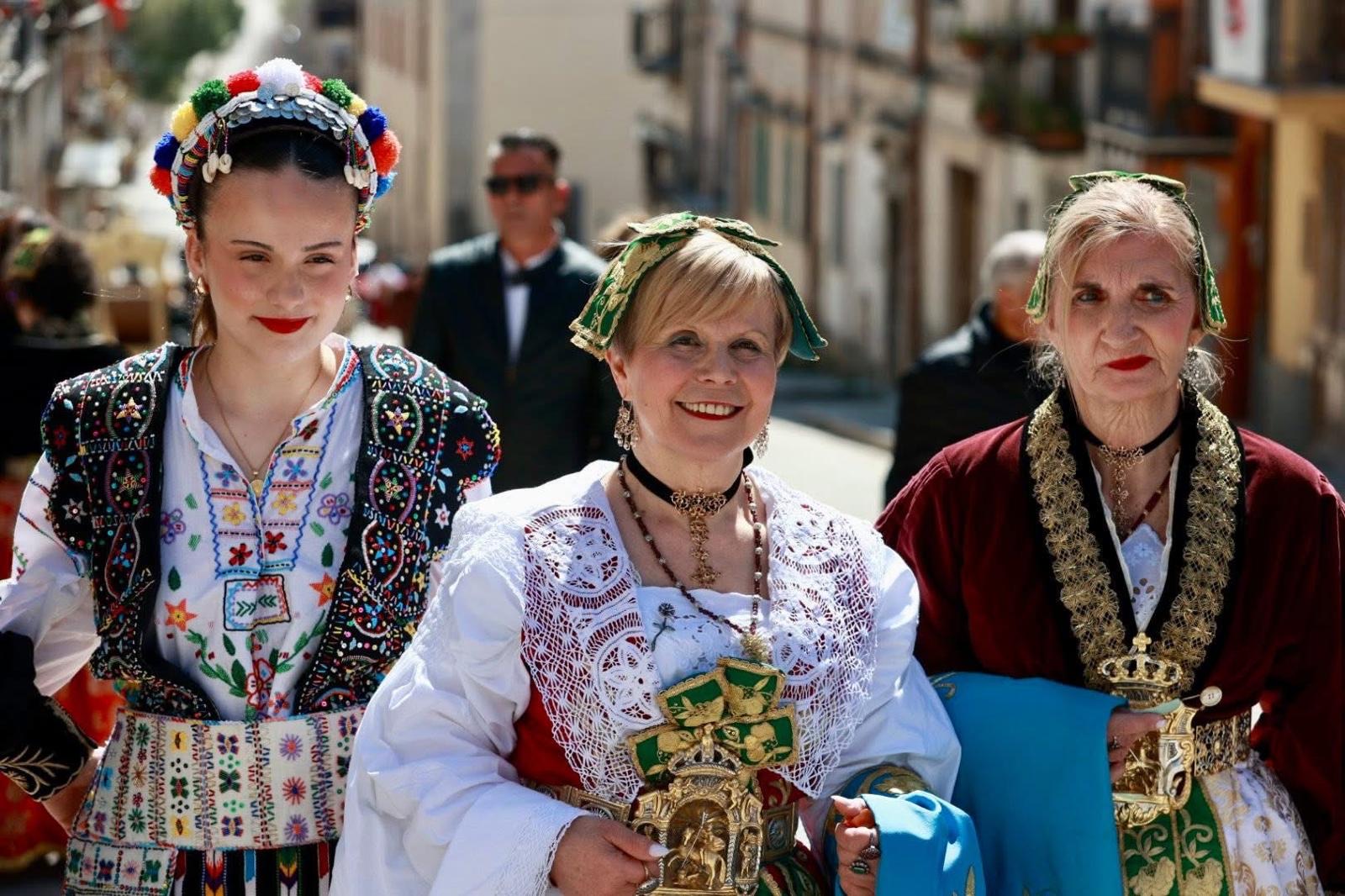 Tänzerinnen in festlicher Tracht